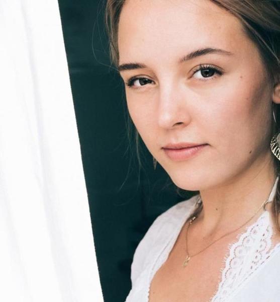 Anna Franziska Mercedes B. – Moderation Sedcard-Foto 2 bei JustInCast