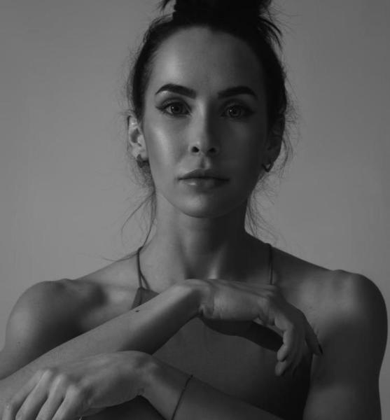 Alona V. – Tanz Sedcard-Foto 2 bei JustInCast