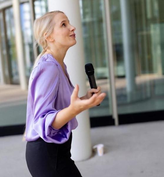 Leandra F. – Moderation Sedcard-Foto 4 bei JustInCast