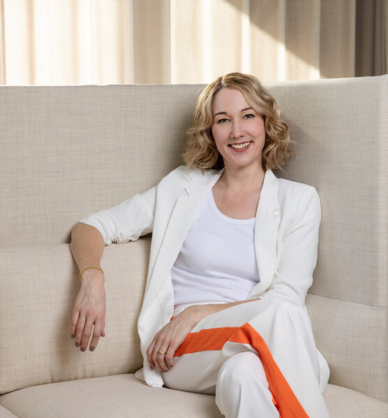 Corine B. – Moderation Sedcard-Foto 3 bei JustInCast